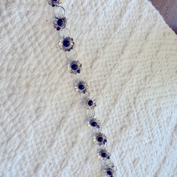 Delicate sterling silver flower bracelet with onyx stones. - Picture 3 of 7